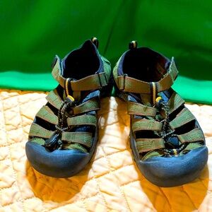 Keen youth size 4 classic sandal . Great shape